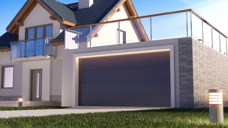 Porte de garage alu motorisée avec portillon intégré sur-mesure dans une villa à Cannes