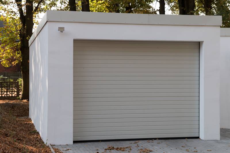 Devis pour porte de garage sectionnelle 200x240 avec portillon à Cannes, Fréjus, Nice et Monaco