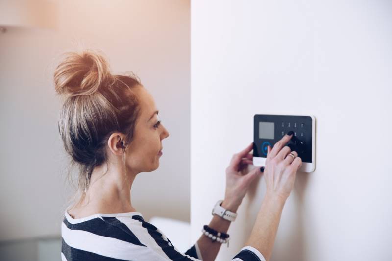 Pose d'interphone avec vidéo connecté et sécurisé dans un appartement à Fréjus par Azur Motorisation