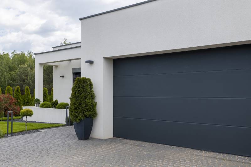 Pose de porte de garage sectionnelle double paroi isolante dans une maison à Cannes